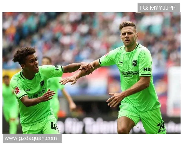 沙尔克04队大将因伤休战数周，球迷期待他早日重返赛场